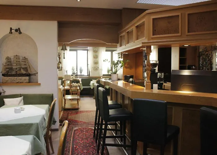 לינה וארוחת בוקר Schiff 3*